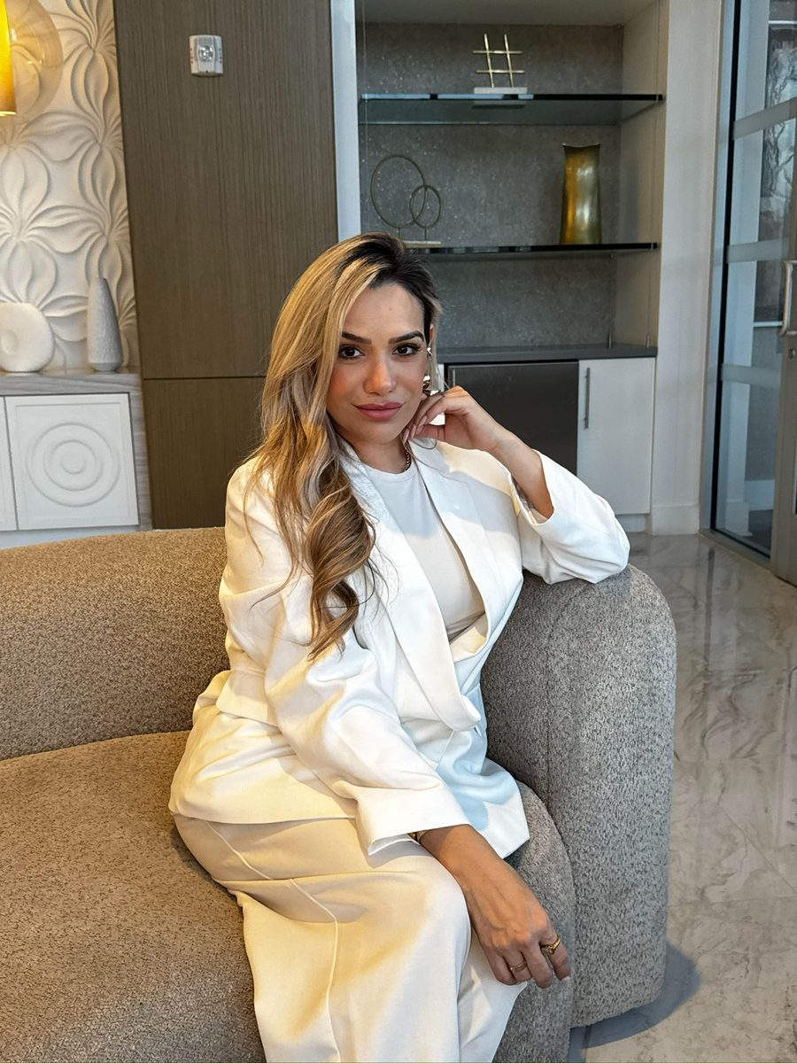 Niurka Klein en sala de estar residencial de alta gama
